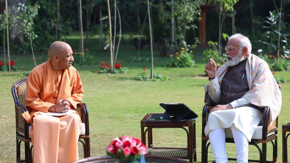 प्रधानमंत्री आवास पर PM मोदी से मिले यूपी के CM योगी आदित्यनाथ