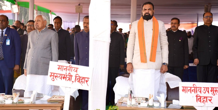 पटना के गांधी मैदान में ध्वजारोहण के दौरान कुर्सी अदला-बदली…………….