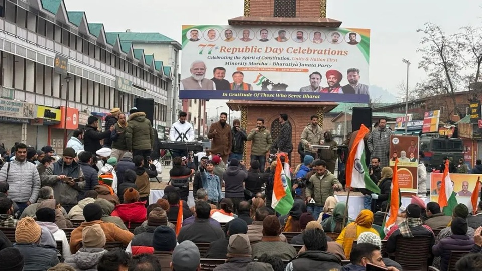श्रीनगर के ऐतिहासिक लाल चौक पर गणतंत्र दिवस के मौके पर जश्न का माहौल