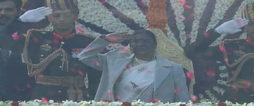 77वें गणतंत्र दिवस पर कर्तव्य पथ देशभक्ति के रंग में रंगा, राष्ट्रपति द्रौपदी मुर्मू ने फहराया तिरंगा, ली सलामी ……………….