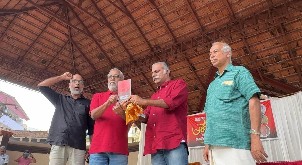 इधर संसद में किताब पर घमासान, उधर एक अन्य विवावित किताब हुई रिलीज ……………