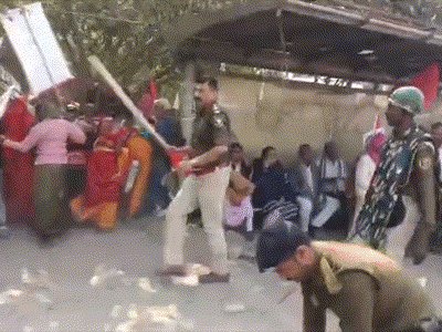 NEET छात्रा की मौत पर प्रदर्शन, महिलाओं पर लाठीचार्ज !