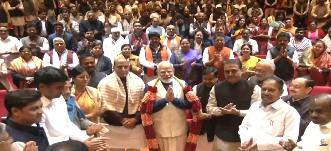 NDA मीटिंग में पीएम मोदी का भव्य स्वागत… 50% से 18% टैरिफ, डिप्लोमेसी से खत्म हुआ टैरिफ वॉर