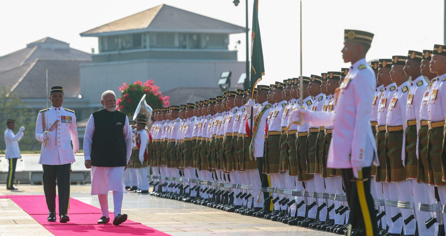 पीएम मोदी के मलेशिया दौरे का दूसरा दिन, गार्ड ऑफ ऑनर के साथ हुआ औपचारिक स्वागत