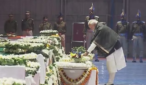पीएम मोदी और उपराष्ट्रपति ने बलिदानी वीर जवानों को दी श्रद्धांजलि………