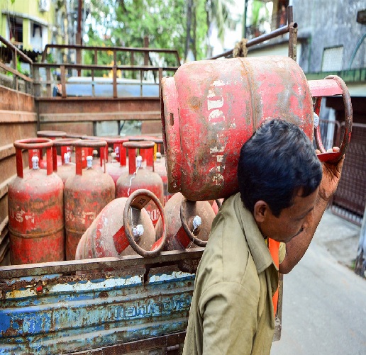 देशभर की गैस एजेंसियों में आज भी लगी लंबी कतारें, लोगों में डर और चिंता ,