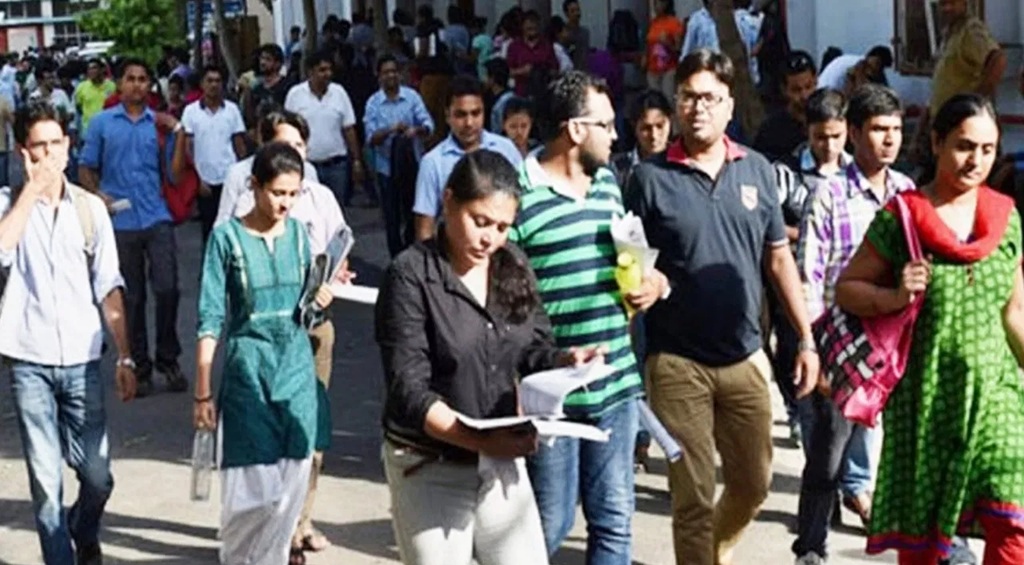 सरकारी नौकरी की आस में वर्षों वक्त बर्बाद …………………