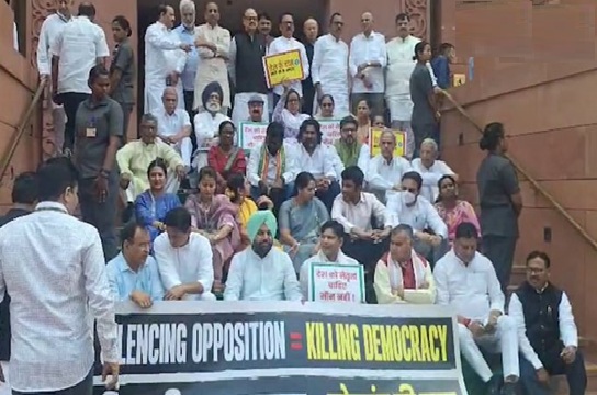 संसद परिसर में एक ही दिन में तीन-तीन प्रदर्शन ………….