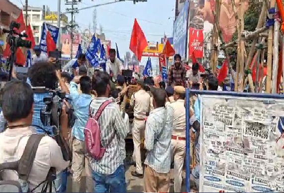 पटना में UGC के समर्थन में प्रदर्शन-पुलिस ने लाठियां बरसाईं