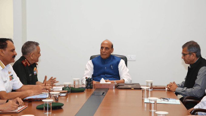 बढ़ते वैश्विक तनाव के बीच रक्षा तैयारियों की समीक्षा…………….