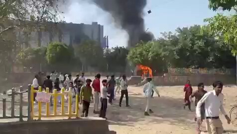 नोएडा में वेतन की मांग पर आक्रोश……..