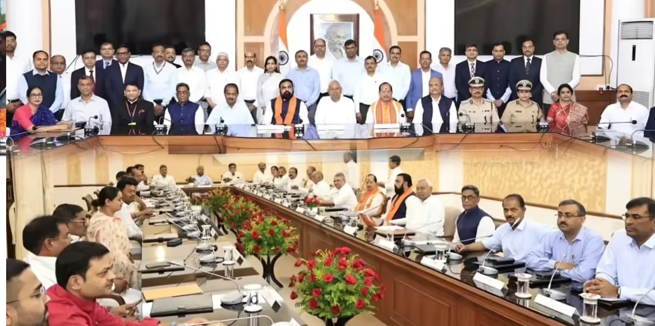 यादगार ग्रुप फोटो के साथ खत्म हुआ दो दशकों का लंबा सफर………
