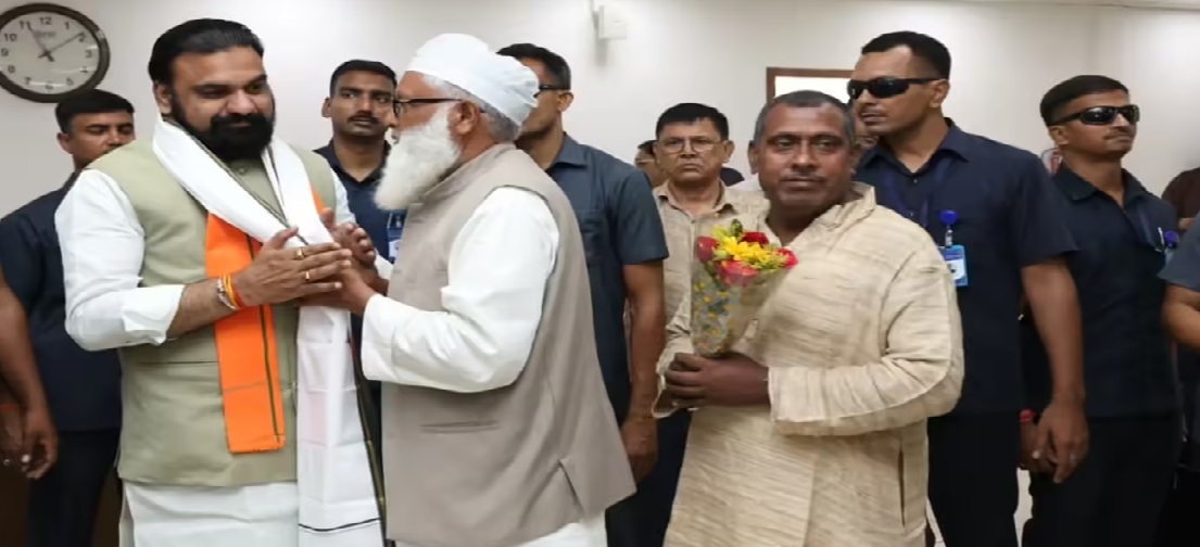 टोपी से इनकार और गमछा स्वीकार, बीजेपी के सीएम हैं, बाहरी नहीं………………