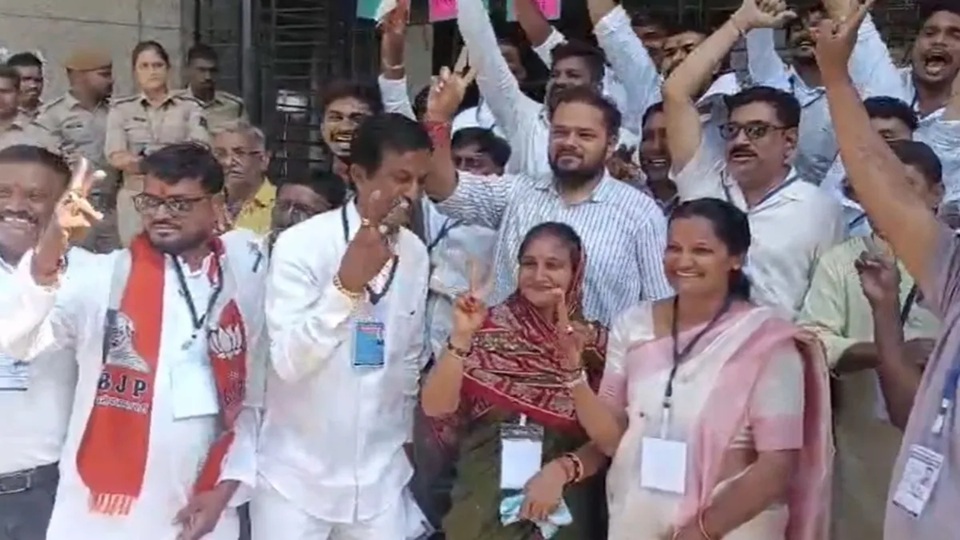 गुजरात स्थानीय निकाय चुनावों में बीजेपी की सुनामी, कांग्रेस और आप को तगड़ा झटका