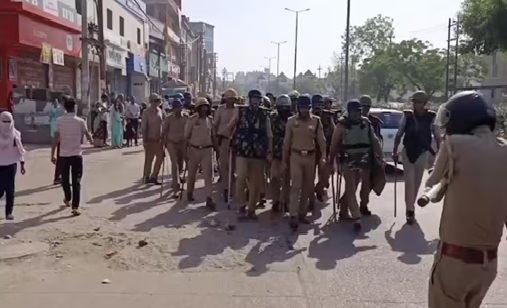 नोएडा में फिर शुरू हुआ हंगामा, सेक्टर 64, 80, 121 में पत्थरबाजी, तोड़ी गाड़ियां