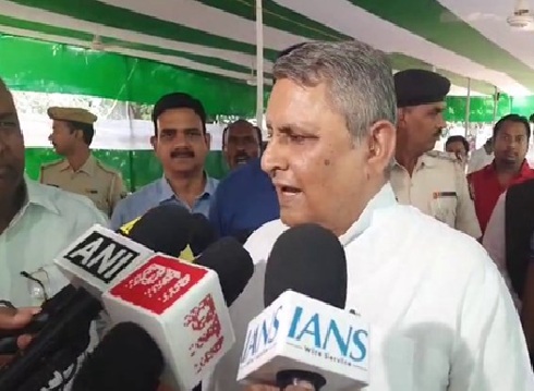 उसकी बातों को किसी को गंभीरता से लेना ही नहीं चाहिए…………..