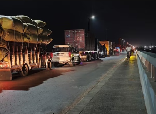 बिहार में आधी रात गिरा पुल, बाल-बाल बची सैकड़ों जिंदगियां, लगा महाजाम