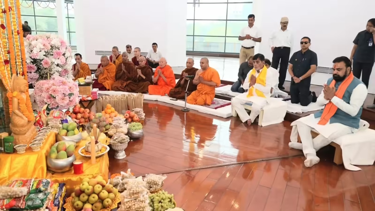 बुद्ध पूर्णिमा के पावन अवसर पर बिहार के मुख्यमंत्री ने पटना स्थित बुद्ध स्मृति पार्क में भगवान बुद्ध की पूजा-अर्चना की
