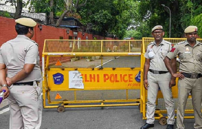 दिल्ली में बड़े आतंकी हमले की साजिश नाकाम, ISI के 9 एजेंट गिरफ्तार, हथियार बरामद