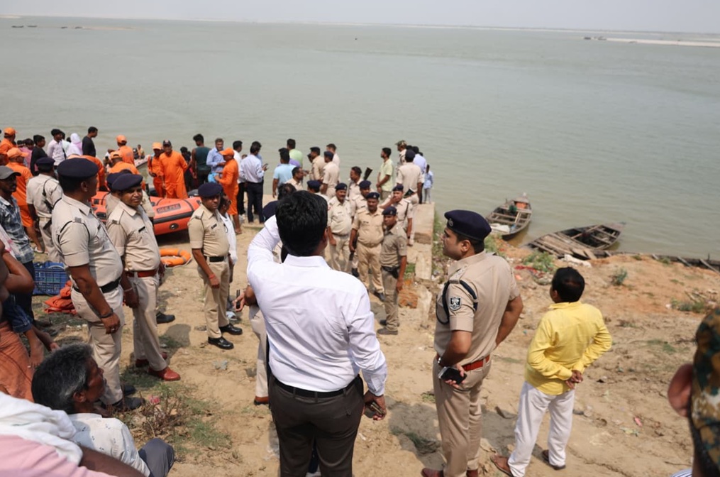 गंगा में 15 लोगों से भरी नाव डूबी, 3 मौतें , 4 लोग लापता