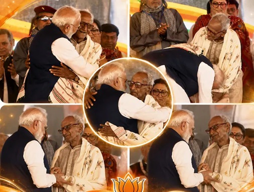 पीएम मोदी ने मंच पर किसके छूए पैर ?