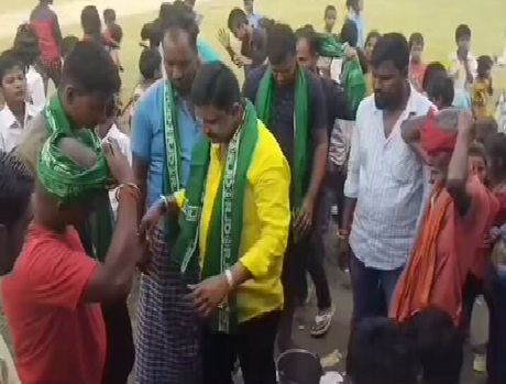 ‘हरा गमछा वालों को खोजो…सियासी विवाद?