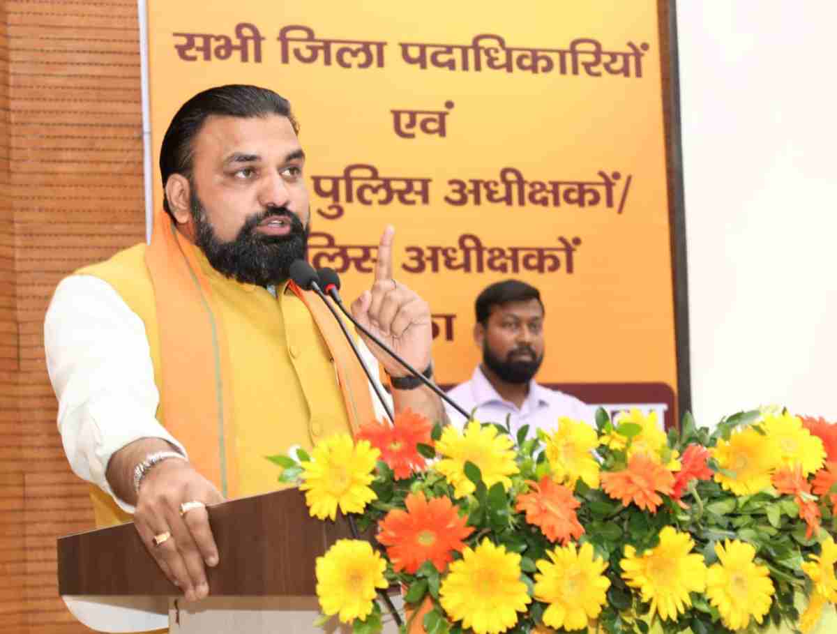 अपराधियों की तस्वीर पर माला चढेगी माला ……………..