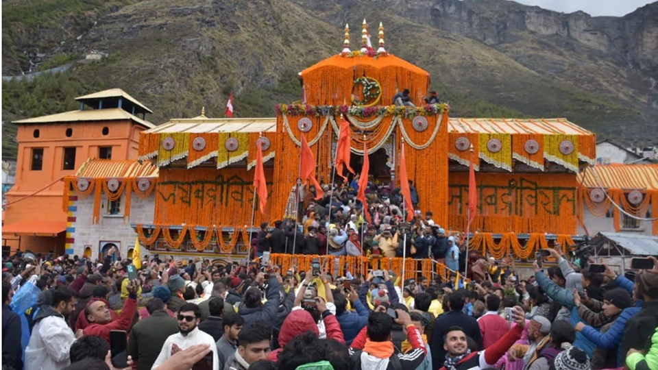 बर्फबारी घट रही और मक्खियां बढ़ी रही………….