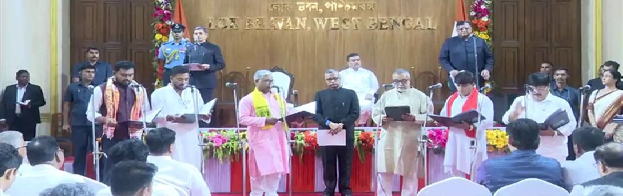 बंगाल कैबिनेट विस्तार: स्वपनदास गुप्ता समेत कई मंत्रियों को दिलाई गई सामूहिक शपथ,………………………