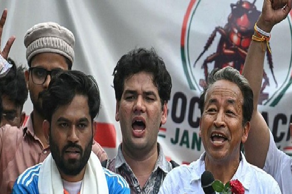 ‘कॉक्रोच जनता पार्टी’ का पहला सार्वजनिक प्रदर्शन , खास प्रभाव छोड़ने में नाकाम………