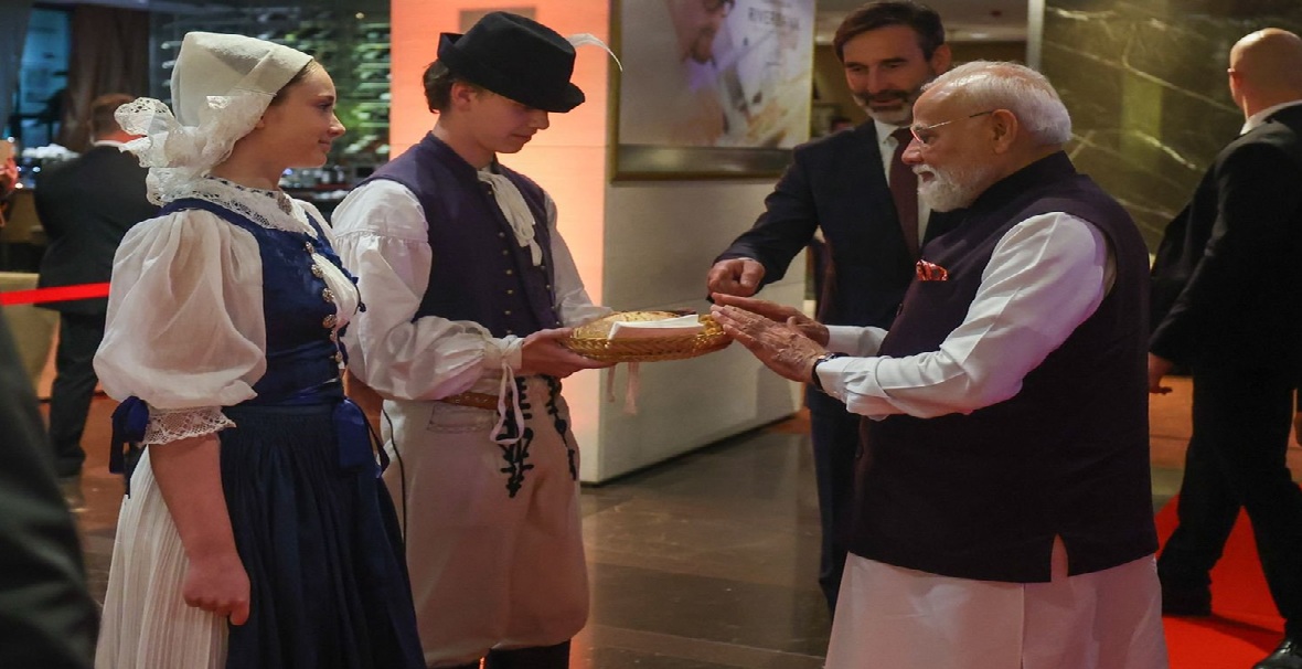 पीएम मोदी का  स्लोवाकिया के ब्रातिस्लावा में साथ हुआ जोरदार स्वागत……………….