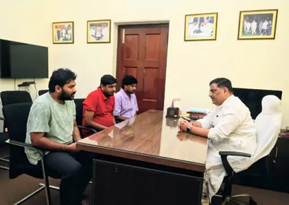 जातीय हुई कोचिंग की जंग