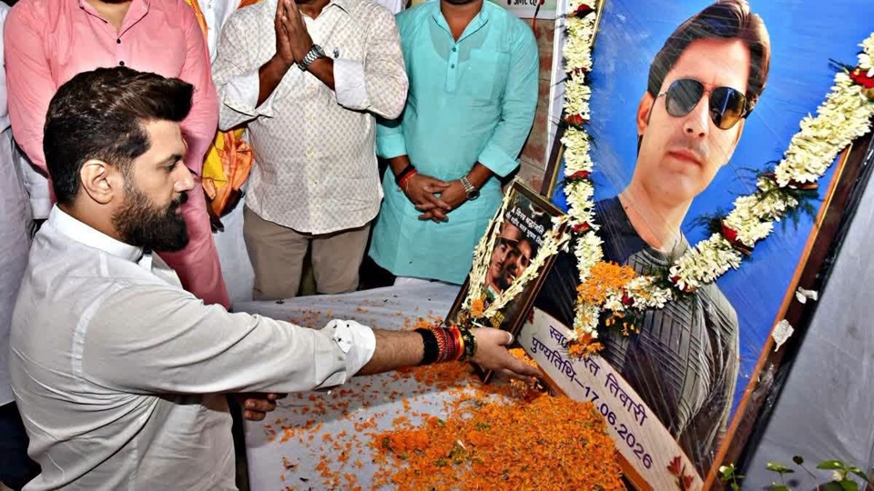 चिराग ने घुटनों पर बैठकर भरत तिवारी को श्रद्धांजलि दी…………..