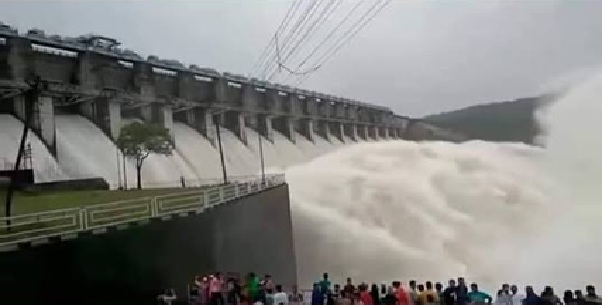 बिहार के 24 जिलों में भारी बारिश का अलर्ट ,नेपाल में बारिश से वाल्मीकिनगर बैराज से 2.24 लाख क्यूसेक पानी छोड़ा गया