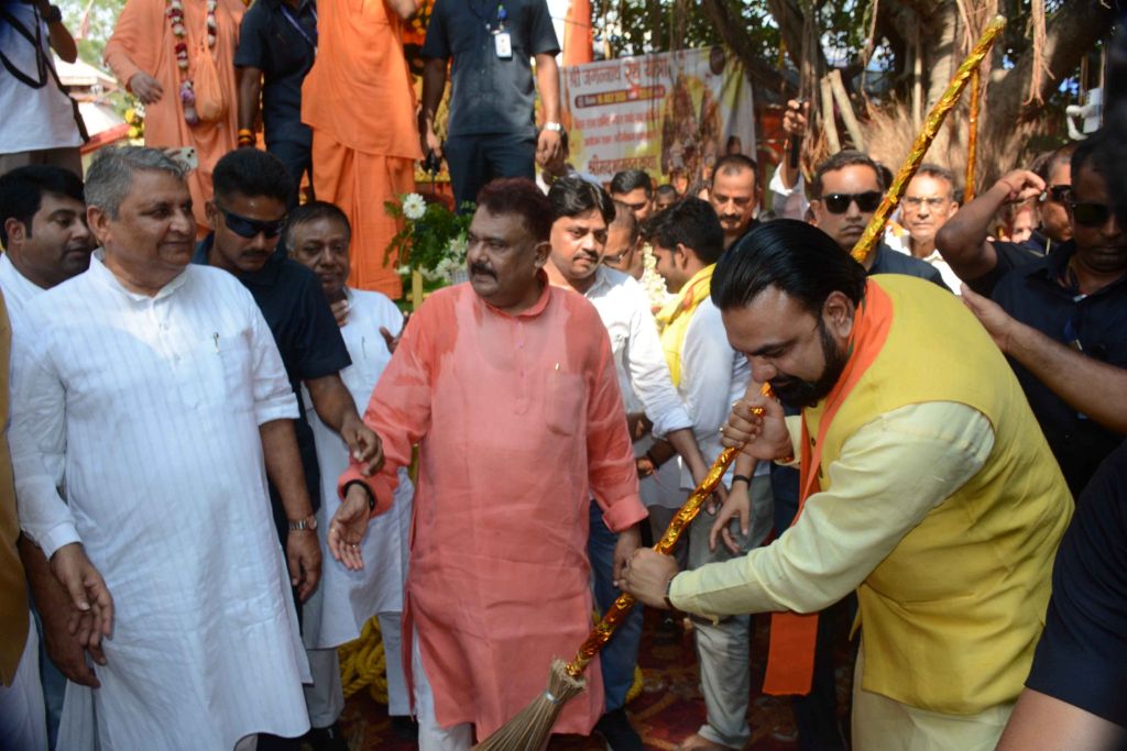 CM ने सड़क पर लगाया झाड़ू, रथ की रस्सी खींची,हरे रामा-हरे कृष्णा से गूंजी राजधानी