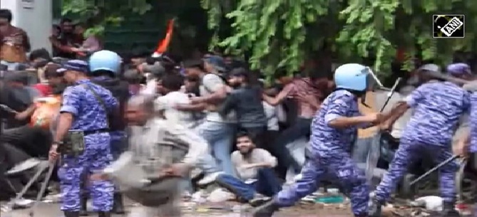 जंतर-मंतर पर पथराव, लाठीचार्ज, आंसू गैस के गोल दागे:कई पुलिसकर्मी और प्रदर्शनकारी घायल