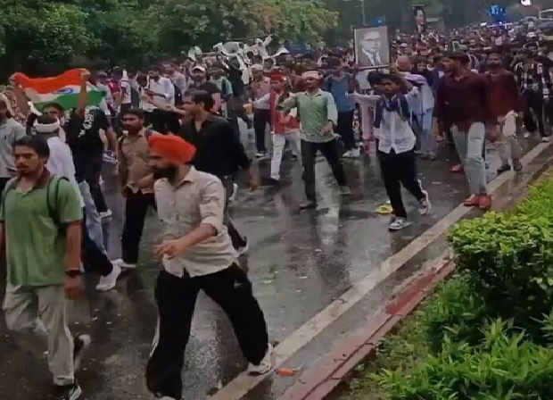 संसद, सड़क और समाधान: लोकतंत्र की तस्वीर के दो समानांतर दृश्य चिंताजनक
