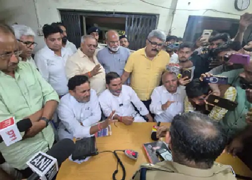वोटिंग से पहले थानेदार से भिड़े PK, कहा-धमकी देते हो