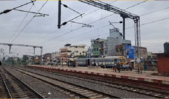 पटना-गया रेलखंड पर आधी रात को चोरों ने काटा 35 मीटर हाईटेंशन तार, 3 घंटे ठप रहा रेल परिचालन