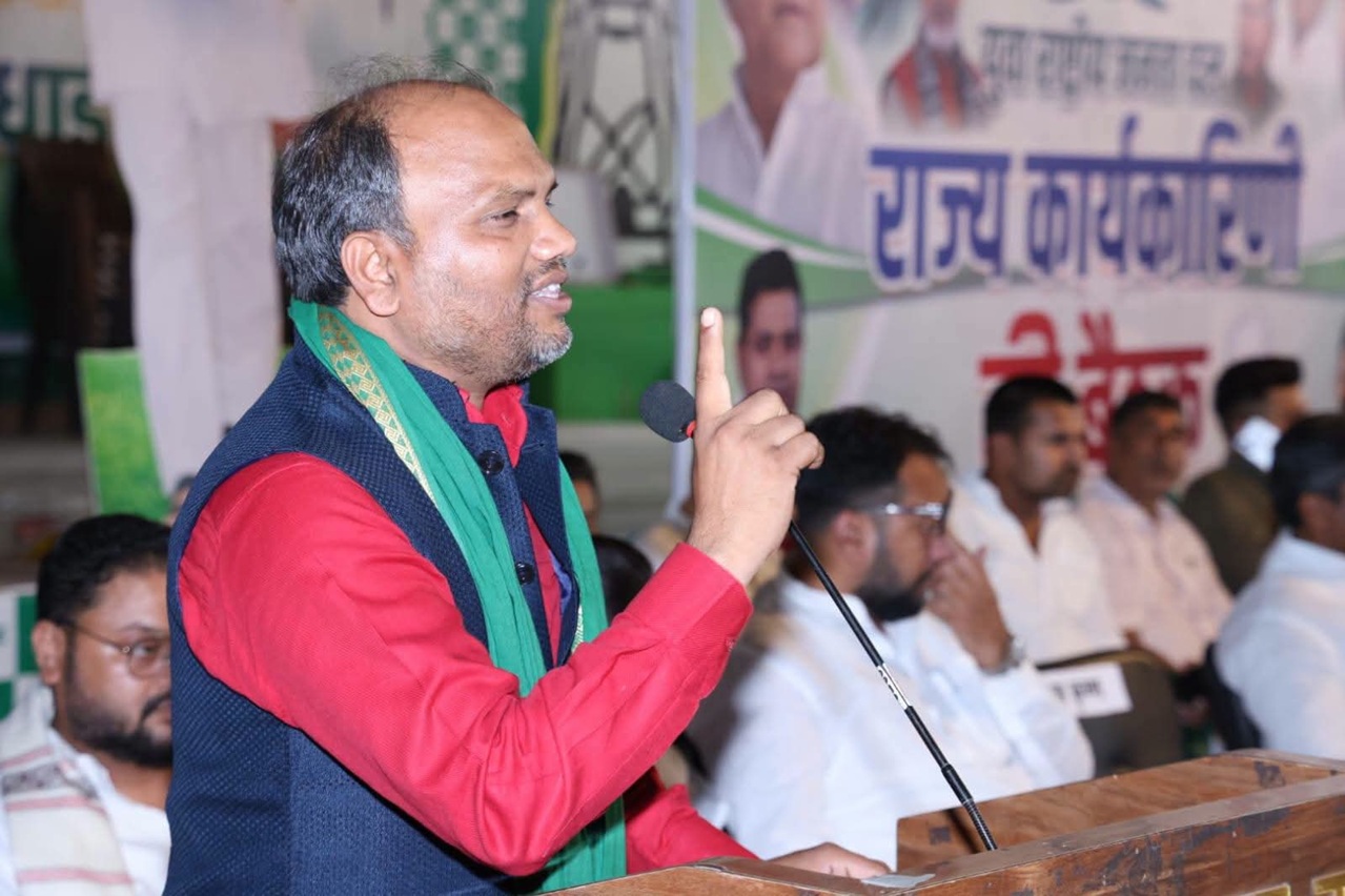 यूरोप में तेजस्वी, पटना में युवा RJD ने बना रही रणनीति………..