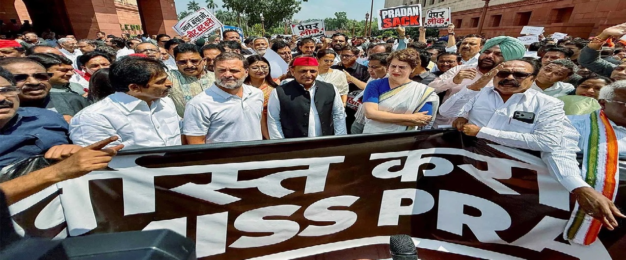 छात्रों के मुद्दे पर संसद में हंगामा जारी, विपक्ष का विरोध प्रदर्शन .भाजपा ने व्हिप जारी कर एनडीए सांसदों को सदन में मौजूद रहने को कहा