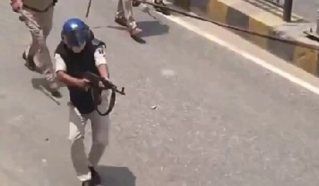 सीवान में AK-47 से फायरिंग करने वाला जवान सस्पेंड, 21 FIR, 450 अरेस्ट