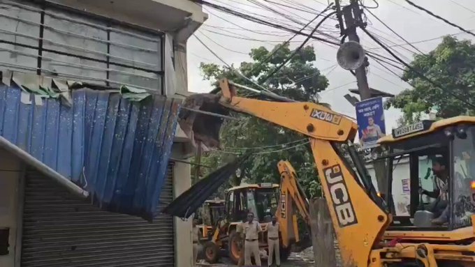 अभिषेक बनर्जी के अमताला में पार्टी ऑफिस पर आखिर क्यों चला बुलडोजर?