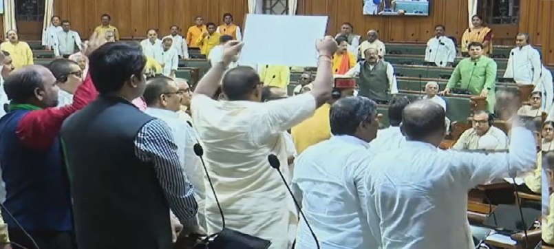 बिहार विधानसभा में लाठीचार्ज पर भिड़े विधायक,मार्शल को बचाव करना पड़ा…..