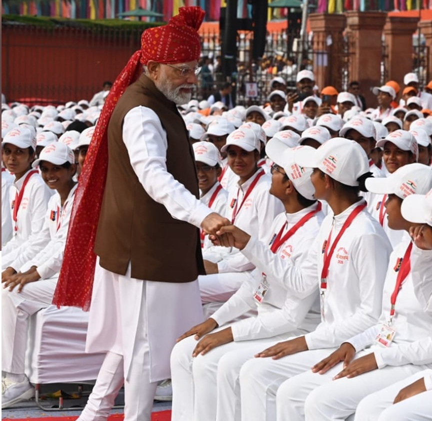 लाल किले पर भीड़ के बीच गए PM मोदी, छात्रों से मिलाया हाथ……….