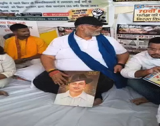 हाथों में भगत सिंह की फोटो लेकर उपवास पर बैठे पप्पू यादव…………