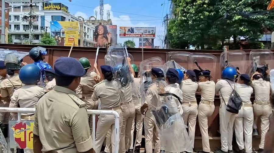 TRE-4 और BPSC को लेकर पटना में छात्रों का हंगामा , छात्रों पर चली वाटर कैनन ,कई हिरासत में……..
