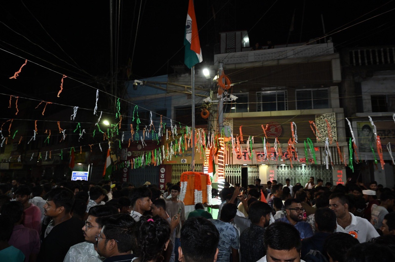 बिहार में आधी रात को फहराया गया तिरंगा…………