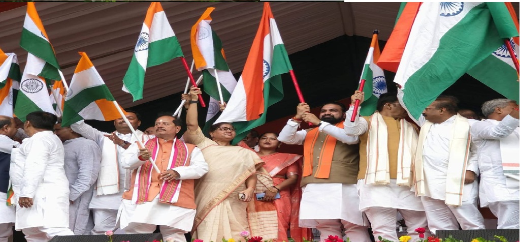 पटना में आज ‘हर घर तिरंगा अभियान’ के तहत भव्य तिरंगा यात्रा ,हाथ में तिरंगा लेकर 1.5 KM पैदल चले सीएम सम्राट…………