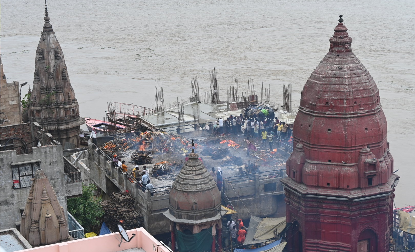 खतरे के निशान से ऊपर चढ़ी गंगा ,बिहार उत्तर प्रदेश वालों के लिए अलर्ट, डूबने लगे खेत-घाट-मंदिर